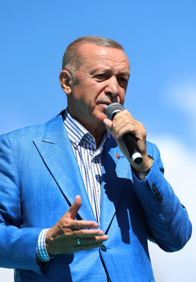 <p>CHP'nin sözcüsü aynı zamanda Merkez Bankasında bir ara görev yapan kişi, bunlar beraber otellerin lobilerinde ne yaptılar, IMF ile görüştüler. Neymiş, IMF'den borç almamız lazımmış. Hadi oradan, bizim buna ihtiyacımız yok. 2013'ten beri bir kuruş almadık, ne oldu, ne kaybettik? Hiç. Onunla birlikte 27,5 milyar dolar olan Merkez Bankası rezervimiz de şu an itibarıyla 115 milyar dolara çıktı.</p>
