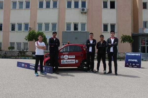 <p>Tokat’ın Erbaa ilçesinde fen lisesi öğrencilerinin okulun kalorifer dairesinde yaptıkları ‘Cereyan’ adlı elektrikli araç Teknofest kapsamında düzenlenen Efficiency Challenge Elektrikli Araç Yarışları'nda ‘Görsel Tasarım’ kategorisinde birinci oldu.</p>
