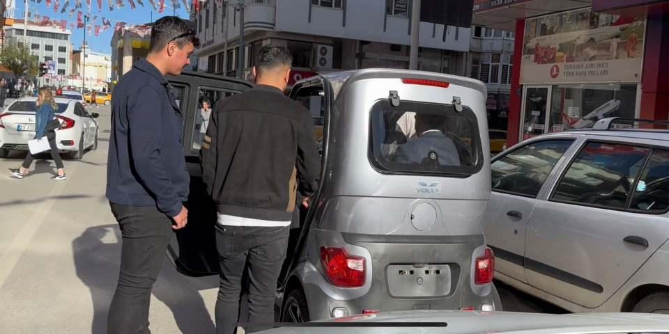 <p>Yeni aracıyla şehir turu yapan iş insanı, cadde boyunca ilerlediğinde 2.3 metrelik uzunluğundaki aracının fark edilirliği ile karşılaştı. İnsanlar, küçük ve şık aracı görünce bir kez daha bakmak istedi ve bazı vatandaşlar da aracın fotoğrafını çekmek için yanına yaklaştı. </p>
