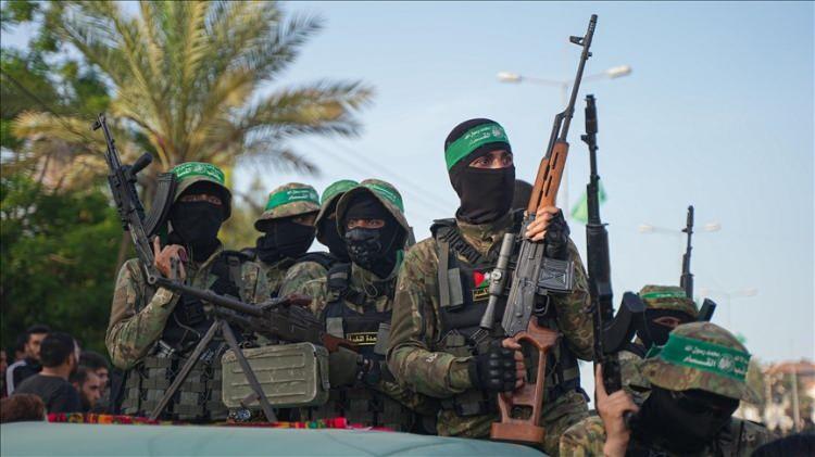 <p>İsrail, Hamas tarafından gerçekleştirilen saldırılar sonucunda şoka uğramış ve acil durum sirenlerini çalmıştı. Vatandaşlar ise şaşkınlıklarını sokağa çıkarak yaşamıştı.</p>