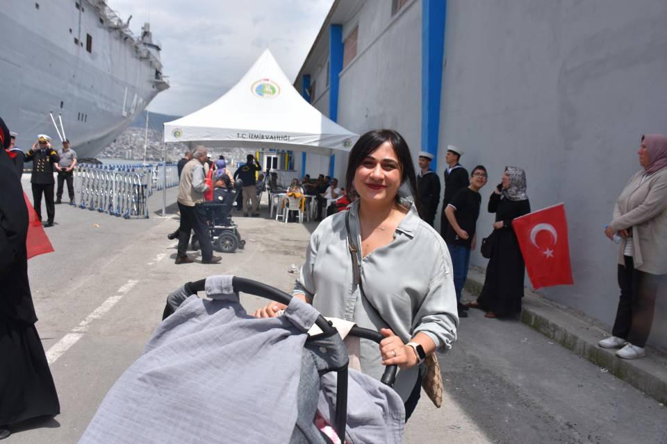 <p> Manisa'dan geldik. Türkiye'nin gurur kaynağını görebilmek için işimi bıraktım geldim" dedi.</p>