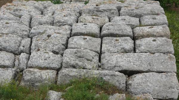 <p>Köprüler, geniş açıklıkları aşmak için daha çok kemer ve tonoz gibi mimari teknikleri kullanmalarıyla öne çıkan, mimarlık ve mühendislik anlamında oldukça ileri olan Romalıların önemli eserlerinden biri."</p>