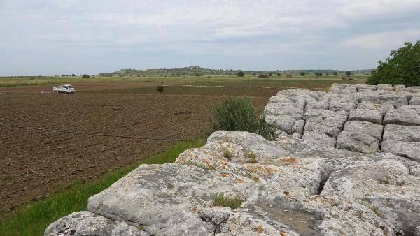<p>Sadece arkeoloji ya da doğa meraklıları değil, yöreye gelen birçok turistin ziyaret rotası üzerinde olabilir. Katma değer olarak düşünürsek eğer, hem önemli bir kültür varlığımızı korumuş, kurtarmış olur hem de bu yapıyı turizme kazandırarak geniş kitlelerce tanınmasını sağlayabiliriz" diye konuştu.</p>