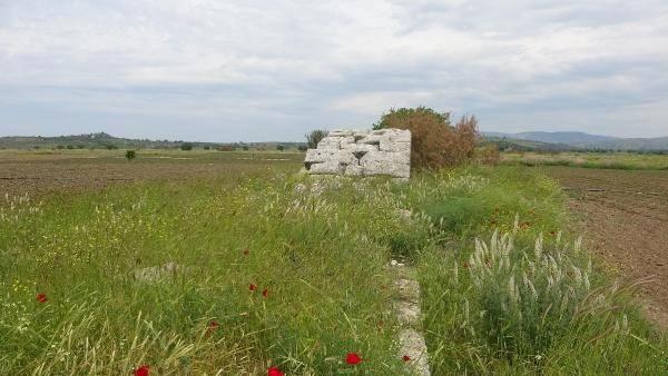 <p>Bu köprü Antik Dönem'deki ismiyle Satnioeis, yani bugünkü Tuzla Çayı'nı aşmak için, inşa edilmiş önemli bir Roma yapısıdır. Milattan sonra 1'inci yüzyılda inşa edildiğini biliyoruz. Alexandreia Troas kenti ile bugünkü Gülpınar beldesinde bulunan Smintheion kutsal alanı arasındaki 'Kutsal Yol'un bir parçası. </p>