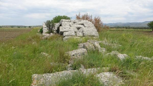 <p>Alexandreia Troas Antik Kenti ile Smintheion kutsal alanı arasındaki Kutsal Yol'un bir parçası olan 150 metre uzunluğundaki Tuzla Roma Köprüsü'nün toprak altında kalan kısımları gün yüzüne çıkarılmayı bekliyor.</p>