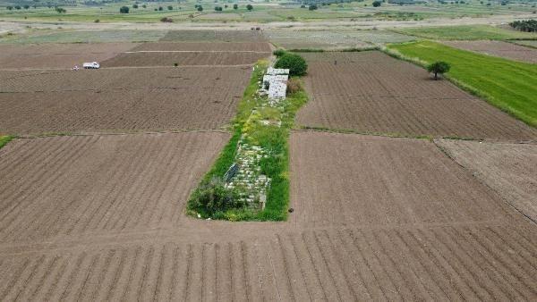 <p>Ayvacık ilçesi Tuzla köyü yakınlardaki yaklaşık 2 bin yıllık Tuzla Roma Köprüsü'nün kalıntıları, Tuzla Çayı'nın zaman içinde yatak değiştirmesiyle, domates tarlaları arasında kaldı. </p>