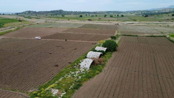 <p>Yaklaşık 150 metre uzunluğunda ve yöreye özgü kesme blok taşlar kullanılarak inşa edilmiş bir yapı niteliğinde. </p>