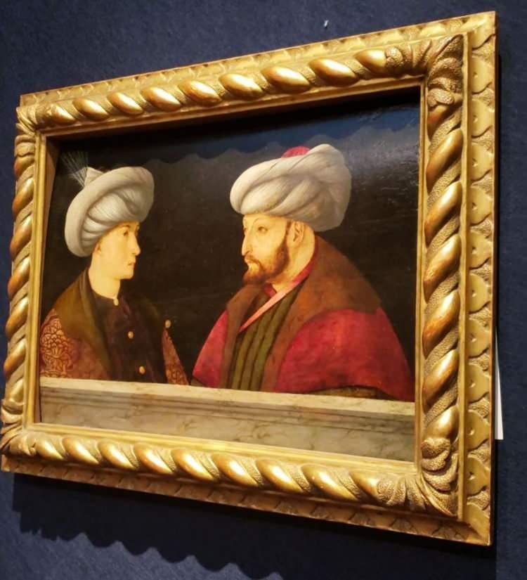 <p><span style="color:#000000"><strong>Fatih Sultan Mehmet'in İtalyan ressam Gentile Bellini'ye sipariş ettiği ve Londra'nın Victoria ve Albert Müzesinin en önemli eserleri arasında yer alan ünlü portresi, sanat ve tarih severlerden yoğun ilgi görüyor.</strong></span></p>
