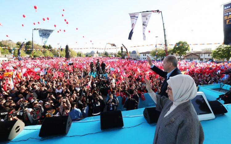 <p><span style="color:#000080"><strong>Cumhurbaşkanı Recep Tayyip Erdoğan, Antalya ve Konya mitingleriyle yüzbinlerle bir araya geldi. 7 Mayıs'taki büyük İstanbul mitingi için hazırlıklar tüm heyecanıyla devam ederken Emine Erdoğan, Konya ve Antalya mitinglerinden paylaşım yaptı. </strong></span><strong><a href="https://www.yasemin.com/" target="_blank"><span style="color:rgb(255, 255, 255)">(Yasemin.com)</span></a></strong></p>

<p>​</p>
