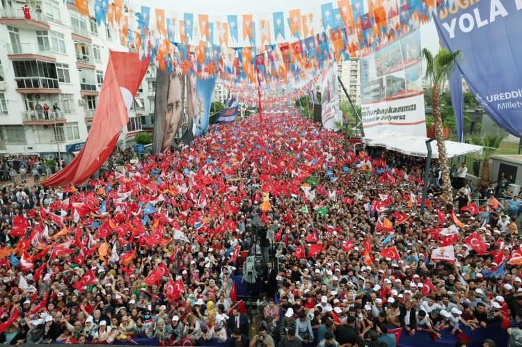 <p><span style="color:#000080"><strong>Erdoğan, Akdeniz incisi dediği Mersin mitingini, </strong></span><em><span style="color:#8B4513"><strong>"Binlerce yürek Türkiye Yüzyılı için buluştu. Teşekkürler Mersin!"</strong></span></em><span style="color:#000080"><strong> ifadeleriyle paylaştı. </strong></span><strong><a href="https://www.yasemin.com/" target="_blank"><span style="color:rgb(255, 255, 255)">(Yasemin.com)</span></a></strong></p>
<p> </p>