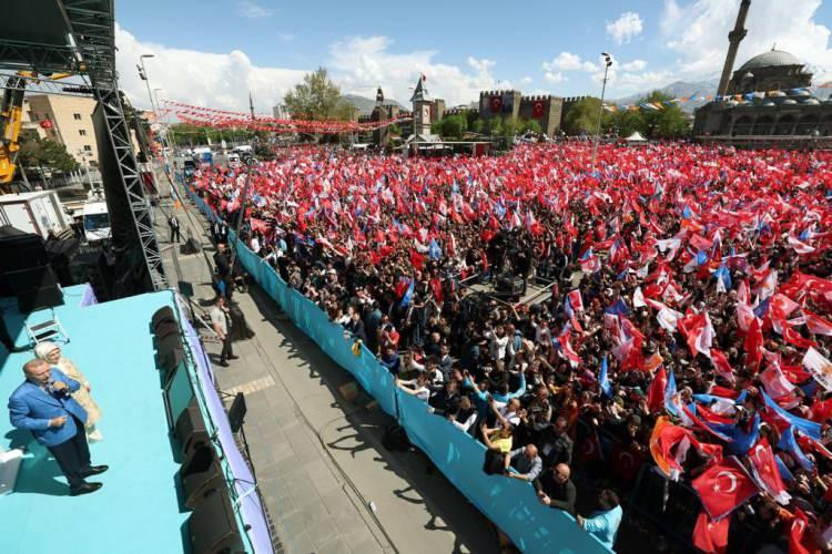 <p><strong><a href="https://www.yasemin.com/" target="_blank"><span style="color:rgb(255, 255, 255)">(Yasemin.com)</span></a></strong></p>
