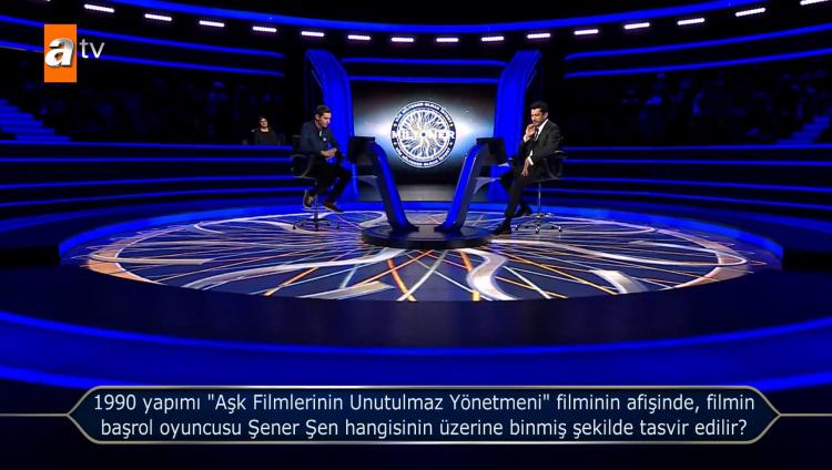 <p><span style="color:#000000"><strong>400 bin TL değerindeki soruya ulaşmayı başaran Sinan, "Aşk Filmlerinin Unutulmaz Yönetmeni" filminin afişinde, filmin başrol oyuncusu Şener Şen hangisinin üzerine binmiş şekilde tasvir edilir?" sorusunu görmeye hak kazandı.</strong></span></p>
