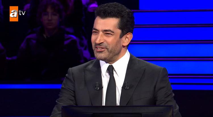 <p><span style="color:#000000"><strong>Aynı zamanda müzikle de ilgilendiğini ve trompet çaldığını söyleyen Sinan, kültürel birikimiyle Kenan İmirzalıoğlu'ndan takdir topladı.</strong></span></p>
