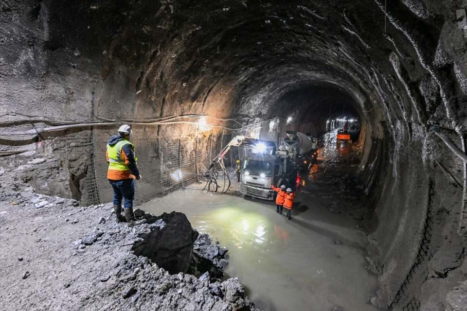 <p>Tünel tamamlandığında hem seyahat süresi kısalacak hem de sürücüler daha güvenli seyahat edebilecek. </p>
