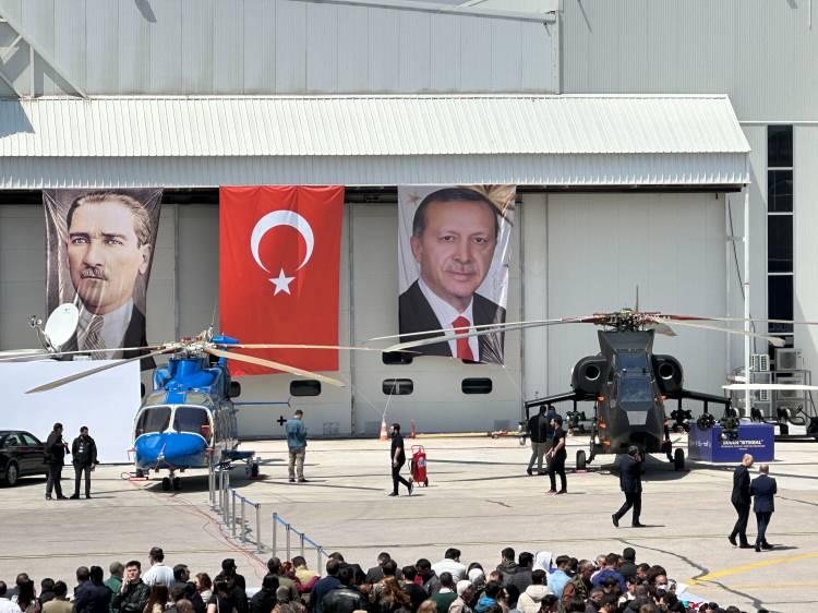 <p>Dünyanın bu sınıftaki üçüncü helikopteri olan ATAK-2'nin 10 ton ağırlığı ve 1200 kilogramlık mühimmat kapasitesi bulunuyor.</p>
