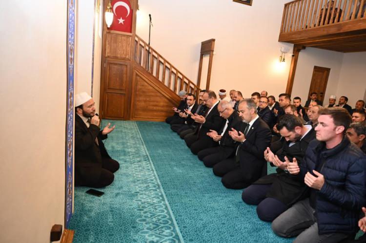 <p>Cuma namazı sonrası vatandaşlara Büyükşehir Belediyesi tarafından çeşitli ikramlarda bulunuldu.</p>

<p> </p>
