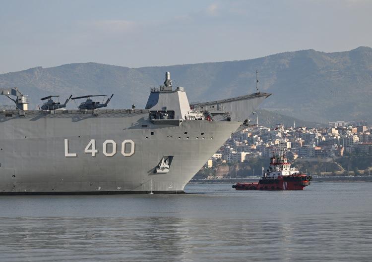<p>Askeri gemi, ağır ve hafif araç güvertelerinde 13 tank, 27 zırhlı amfibi hücum aracı (ZAHA), 6 zırhlı personel taşıyıcı (ZPT), 15 römork ve 33 muhtelif araç taşıyabilme özelliğine sahip.</p>
<p> </p>