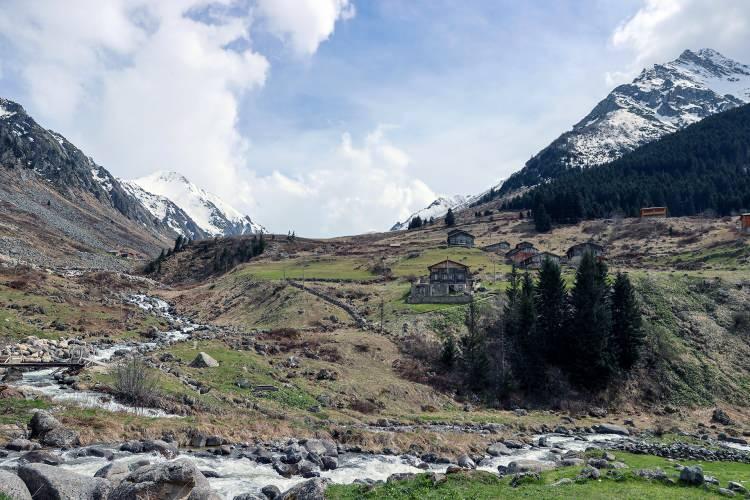 <p>Doğası, temiz havası, gölleri, şelaleleri, dağları ve manzarasıyla her mevsim en çok tercih edilen rotalar arasında bulunan Rize'deki çay bahçeleri, yaylalar ve fırtına vadisi, ilkbaharda adeta ziyaretçilerine görsel bir şölen sunuyor.</p>
<p> </p>