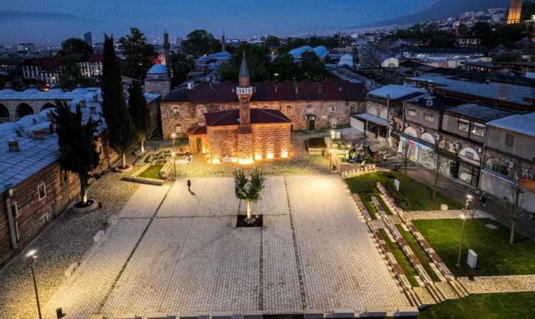 <p>Daha önce etrafı dükkanlarla çevreli olan ve ağırlıklı olarak otopark olarak kullanılan bölge, proje çerçevesinde kentin en ayrıcalıklı meydanlarından birine dönüştü. Küllerinden doğan Sağrıcı Sungur Mescidi, restore edilen türbe, düzenlenen hazireler, mescit önünün meydana dönüştürülmesi, zemin düzenleme, peyzaj, ağaçlandırma ve aydınlatma çalışmalarıyla bölgenin kimliği tamamen değişti. 1958 çarşı yangınına kadar ibadetin yapıldığı Sağrıcı Sungur Mescidi, tam 65 yıl sonra kılınan Cuma namazı ile birlikte yeniden ibadete açıldı. Tarihi bölgede tarihi bir gün yaşanırken, Bursa Büyükşehir Belediye Başkanı Alinur Aktaş, Vali Yakup Canbolat, Bursa Milletvekili Efkan Ala ve bölge esnafı da cuma namazını tarihi mescitte kıldı.</p>
