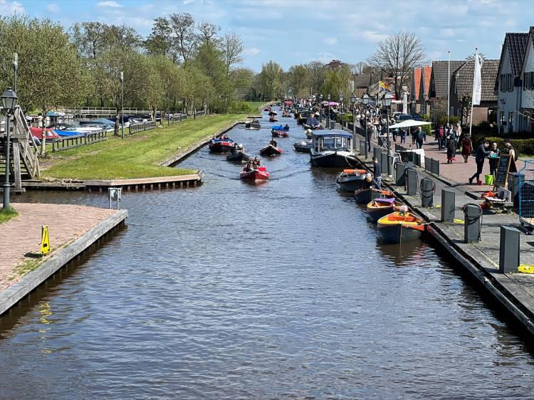 <p>Hollanda'nın Overijssel eyaletinde yer alan Giethoorn köyünde araç yolu bulunmazken ulaşım için kanolar, yaya yolları, ahşap köprüler ve bisiklet yolları kullanılıyor.</p>
<p> </p>