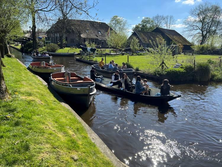 <p>Yaklaşık 2 bin 600 kişinin yaşadığı Giethoorn, 176 ahşap köprüsü, dar kanalları, tarihi evleri, yemyeşil doğası ve rengarenk çiçekleriyle adeta masalları andıran dokusuyla ve özellikle Hobbit köyünü anımsatan evleriyle biliniyor.</p>
<p> </p>