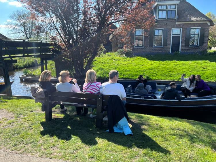 <p>Kuzeyden güneye sadece yaya ve aynı zamanda bisiklet yolu olan tek bir dar yoldan gidilebilen Giethoorn'da yaşayanların geçim kaynakları büyük oranda tekne işletmeciliği, otelcilik ve restoran işletmeciliği gibi turizm faaliyetlerine dayanıyor.</p>
<p> </p>