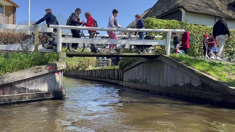 <p><strong>Giethoorn, "keçiboynuzu" anlamına geliyor</strong></p>
<p>"Keçiboynuzu" anlamına gelen "Giethoorn" isminin, bölgeyi keşfeden ilk yerleşimcilerin yüzlerce keçiboynuzu bulmaları sebebiyle verildiği ifade ediliyor.</p>