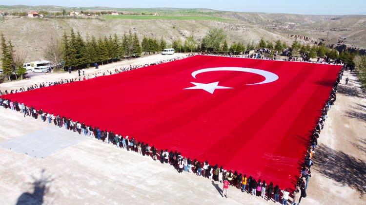 <p>"Türk bayrağımız o kadar büyük ki 3 bin metrekarelik bir alanı kapsıyor ve 600 kilogram ağırlığında. Gençlerimiz güzelce dalgalandırdılar, usulüne uygunca katladılar. 100 metrelik bayraklarla Ihlara Vadisi'ne ineceğiz. </p>
