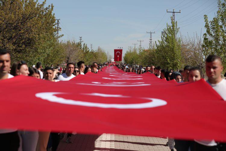 <p>Aydoğdu ve beraberindekiler bayraklarla kortej yürüyüşüne de katıldı.</p>
<p> </p>