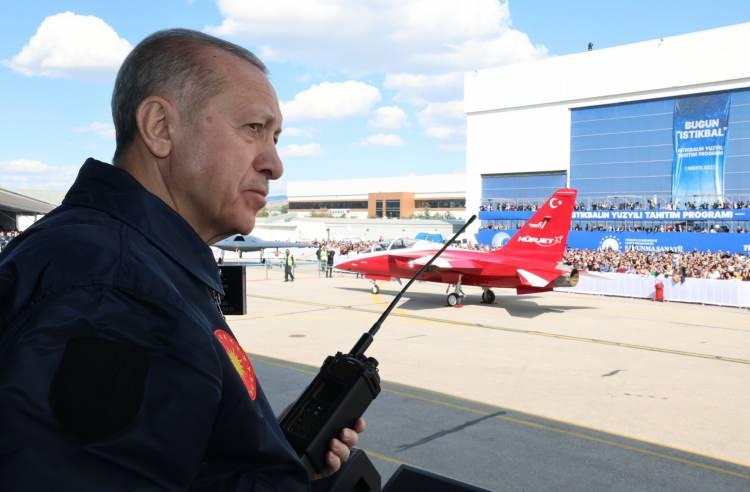 <p>Türk Havacılık ve Uzay Sanayii tarafından geliştirilen KAAN'ın test pilotlarından olduğunu belirten Bayramoğlu, yüksek tecrübeye sahip olarak bu görevi yaptıklarını söyledi.<br />
 </p>
