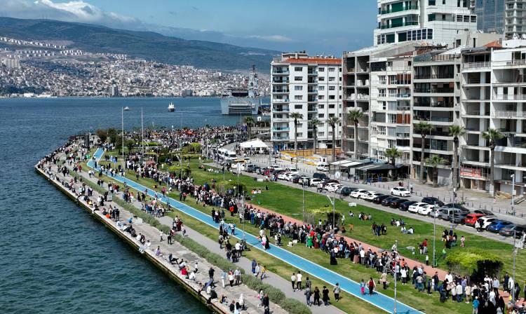 <p>İzmir'de 3 Mayıs'ta öğlen saatlerinde halkın ziyaretine açılan TCG Anadolu'nun ziyaretçi sayısının dün itibarıyla 34 bin 200 kişiyi bulduğu öğrenildi. Gemi, 10.00 ile 18.00 saatleri arasında ziyaret edilebiliyor.</p>