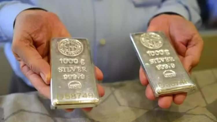 <p>Güçlenen dolar rüzgarı, altın ve gümüş gibi değerli metalleri bastırıyordu. Ancak dolar endeksi zirvelerinden yaklaşık yüzde 15 düştü ve son 4 ayın 3'ünde 100-102'lik kritik destek bölgesinin yakınında kapandı. Bu da değerli metaller için bir itici güç vazifesi görüyor. </p>