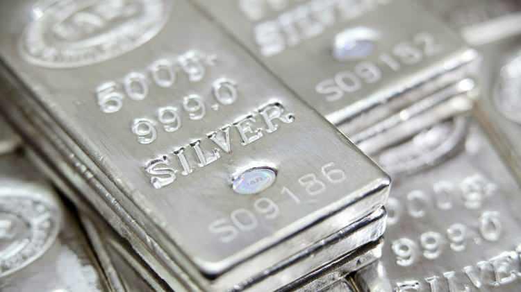 <p>Uzmanlara göre gümüşün arkasındaki momentum, metali bir noktada 30 dolarlık zirveye taşıyabilecek bir dizi yüksek seviyeye işaret ediyor. SKCharting.com'un baş teknik stratejisti Sunil Kumar Dixit, bu yükseliş trendinin bozulmaması halinde fiyatların 29.10 dolara çıkabileceği tahmininde bulunuyor.</p>