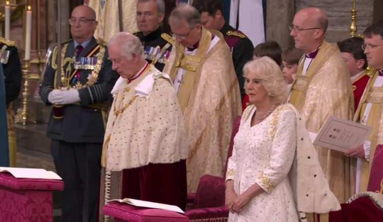<p><span style="color:#000000"><strong>Charles ve eşi Camilla, kraliyet cübbesiyle Buckingham Sarayı'nın Merkez Kapısı'ından ayrılarak Westminster Abbey'e geldi.</strong></span></p>
