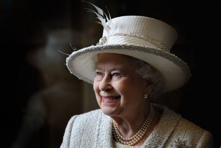 <p><span style="color:#000000"><strong>70 yıl boyunca İngiltere'nin Kraliçesi olarak hafızalarda yer edinen Kraliçe II. Elizabeth, geçtiğimiz eylül ayında 96 yaşında yaşamını yitirdi. Dünyanın en uzun süre tahtta kalan monark unvanını taşıyan II. Elizabeth'in ölümüyle beraber 64 yıl boyunca tahta çıkmak için bekleyen en büyük oğlu Prens Charles, Kral III. Charles olmaya hak kazandı.</strong></span></p>
