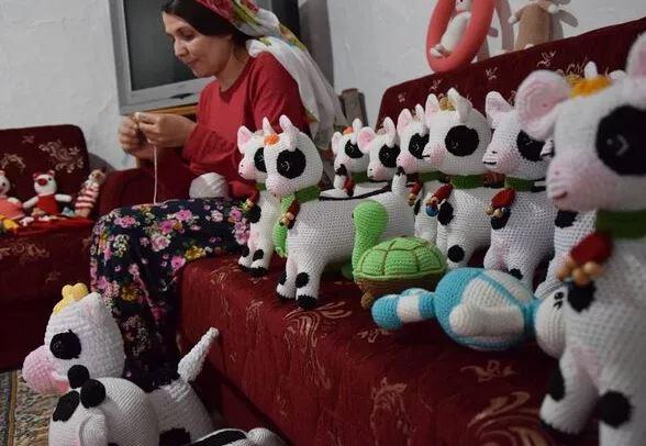 <p><strong>Sosyal medya üzerinden kendisine Almanya'dan ulaşanlar olduğunu kaydeden Kaytan, anahtarlık ve tavşan siparişlerini hazırlayarak teslim ettiğini belirtti.</strong></p>

