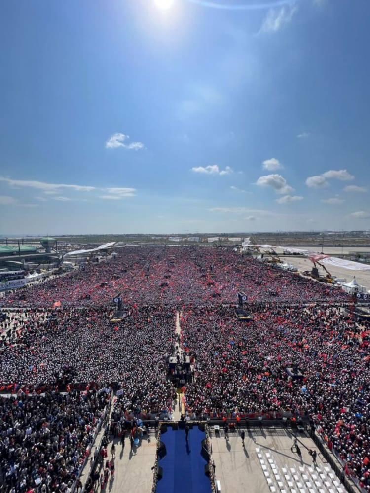 <p>Başkan Erdoğan'ın müjdeleri peş peşe sıraladığı 1,7 milyon kişinin katıldığı yüzyılın mitinginde Mustafa Destici, Fatih Erbakan, Zekeriya Yapıcıoğlu, Devlet Bahçeli ve Önder Aksakal; Erdoğan'la birlikte mitinge gelenleri selamladı.</p>
