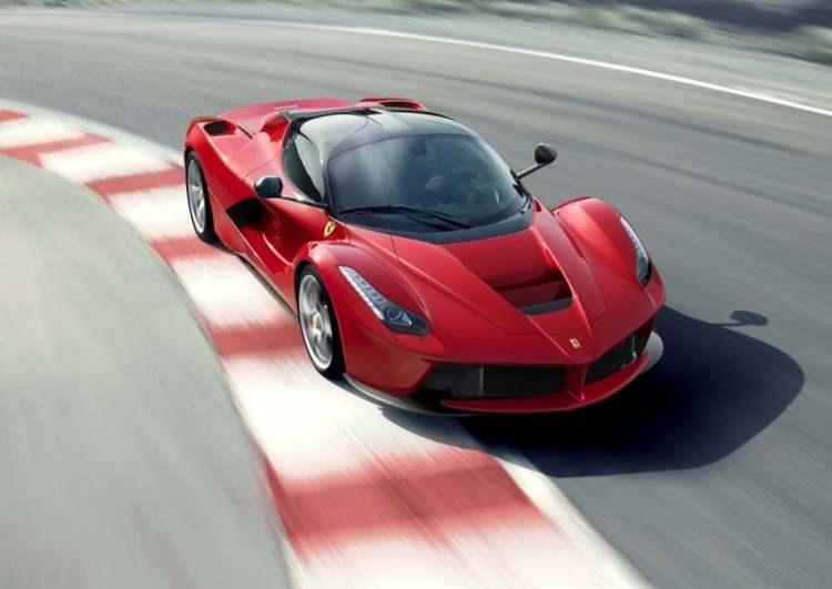 <p><strong>İşte markaların verilerine göre dünyanın en hızlı 50 otomobili...</strong></p>
<p> </p>
<p><strong>Ferrari LaFerrari</strong></p>
<p> </p>
<p>Ferrari'nin ilk süper hibriti olan modelin maksimum hızı 349 km/sa.</p>