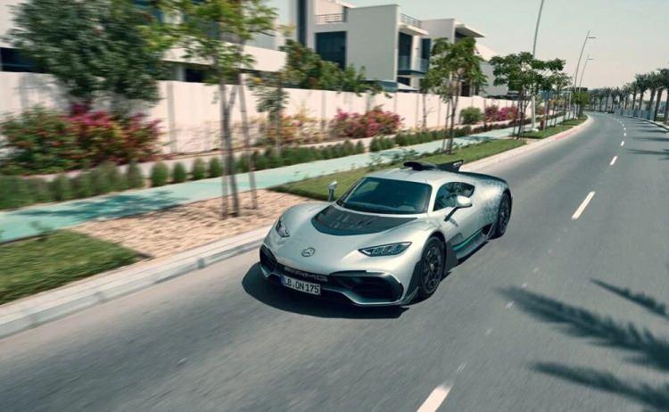 <p><strong>Mercedes-AMG One</strong></p>

<p> </p>

<p>Formula 1 motorunu bir yol arabasına aktaran Mercedes-AMG One, 1063 beygirlik bir güce sahip. Aracın maksimum hızı ise 349 km/sa.</p>
