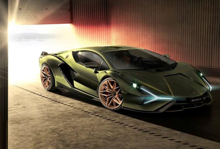 <p><strong>Lamborghini Sian FKP 37</strong></p>
<p> </p>
<p>Lamborghini tarihinin ilk hibrit modeli olan araç markanın da en hızlı modellerinden biri. Aracın maksimum hızı ise 349 km/sa.</p>