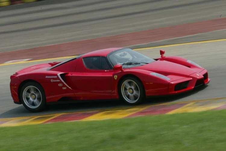 <p><strong>Ferrari Enzo</strong></p>
<p> </p>
<p>Markanın kurucusunun adını taşıyan model, markanın en özel araçlarından biri. İlk modelinin üstünden 20 yıl geçmesine rağmen hala en hızlı modeller listesinde yer alabiliyor. Aracın maksimum hızı ise yine 352 km/sa.</p>