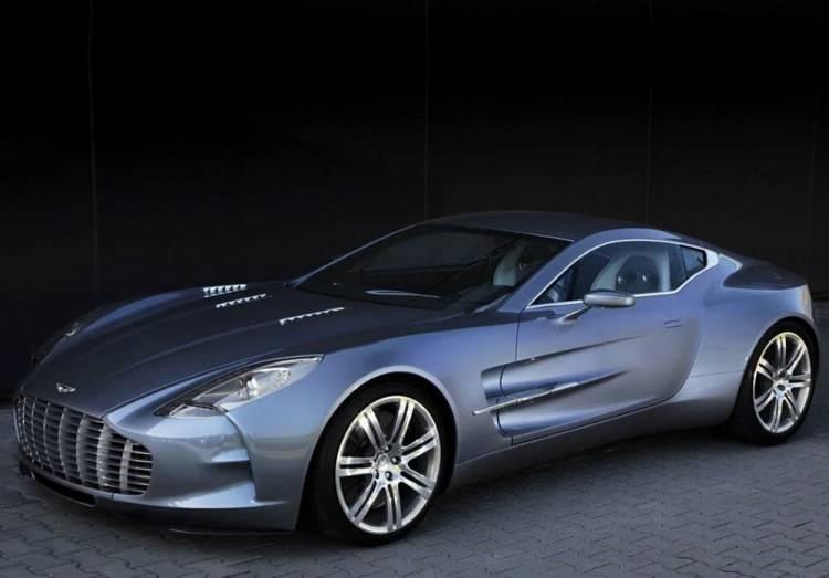 <p><strong>Aston Martin One-77</strong></p>
<p> </p>
<p>2009 ile 2012 yılları arasında sınırlı sayıda üretilen One-77, 354 km/sa hıza ulaşabiliyor.</p>