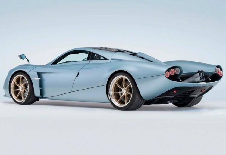 <p><strong>Pagani Huayra Codalunga</strong></p>
<p> </p>
<p>Çift turbolu V12 ile 840 bg güç ve 811 Nm tork üreten Codalunga, 354 km/sa hıza ulaşabiliyor.</p>