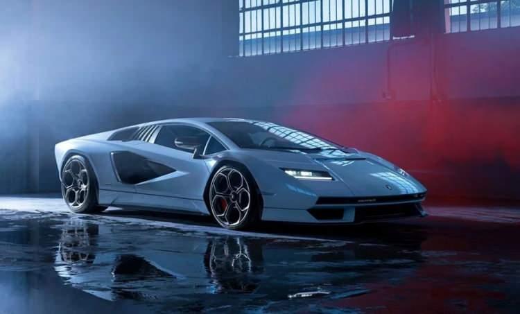 <p><strong>Lamborghini Countach</strong></p>
<p> </p>
<p>İtalyanların yeniden canlandırdığı Countach, Aventador tabanlı ve sınırlı sayıda üretildi. Bu özel aracın maksşmum hızı 355 km/sa. </p>