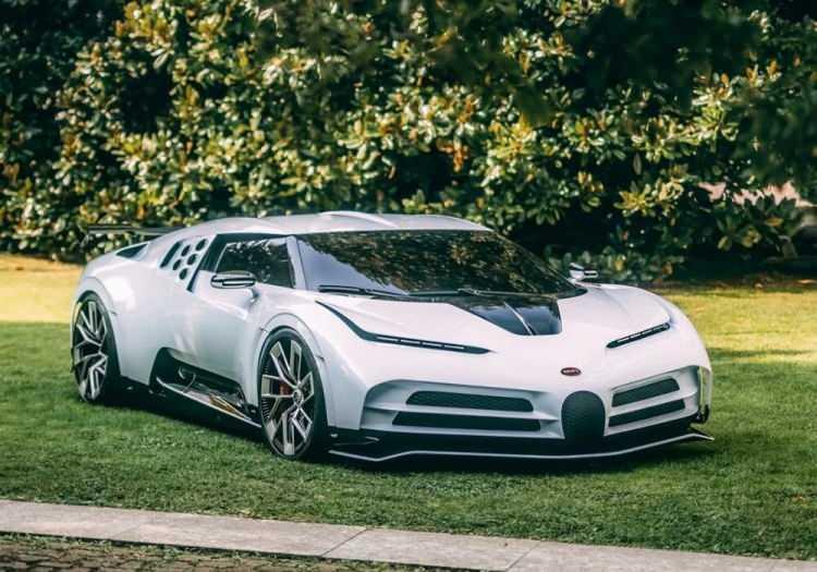 <p><strong>​Bugatti Centodieci</strong></p>

<p> </p>

<p>Bugatti'nin 110. yılı için üretilen Centodieci, stadart bir Chiron'dan daha hafif. Bu da aracın 386 km/sa hıza ulaşmasında etkili.</p>
