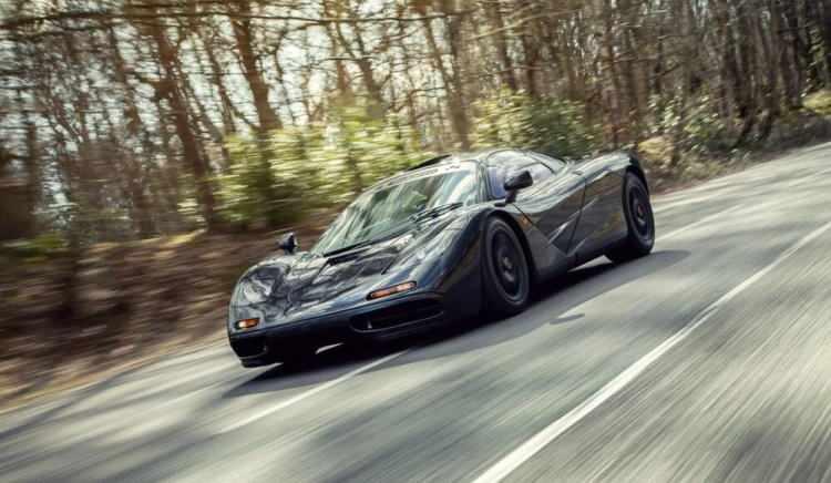 <p><strong>McLaren F1</strong></p>
<p> </p>
<p>Tüm zamanların en ikonik süper otomobillerinden biri olan McLaren F1 aynı zamanda en hızlılarından da biri. Hafifliği ve aerodinamik tasarımı aracın 386 km/sa hıza ulaşmasını sağlıyor.</p>