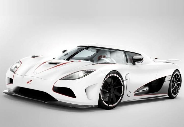 <p><strong>Koenigsegg Agera R</strong></p>

<p> </p>

<p>Koenigsegg Agera R maksimum 400 km/sa hıza ulaşıyor.</p>
