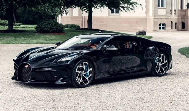 <p><strong>Bugatti La Voiture Noire</strong></p>
<p> </p>
<p>Özel olarak sınırlı sayıda üretilen La Voiture Noire 13,4 milyon dolalrık fiyatıyla, 418 km/sa hıza ulaşma imkanı sunuyor.</p>