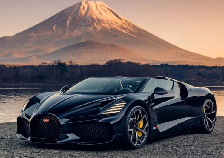 <p><strong>Bugatti Mistral</strong></p>

<p> </p>

<p>Chiron'un versiyonu olan Mistral 420 km/sa hıza ulaşabiliyor.</p>
