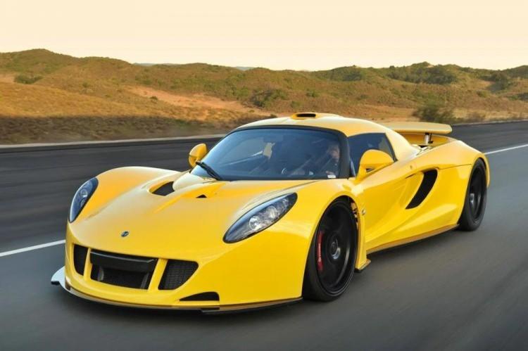 <p><strong>Hennessey Venom GT</strong></p>
<p> </p>
<p>Hennessey'e göre 435 km/sa hıza ulaşmayı başran Venom GT, Bugatti'nin üretim otomobili hız rekorunu geride bırakmıştı.</p>